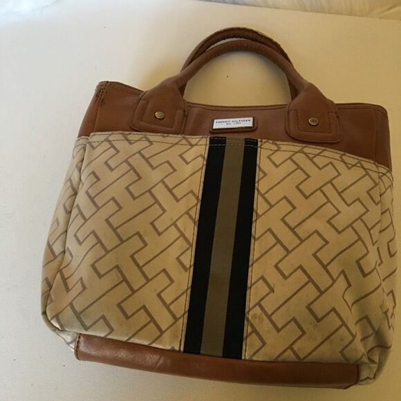 Small Tommy Hilfiger shoulder bag gently used - Picture 1 of 7